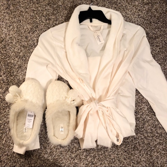 обои на стену в спальню hotel robe and slippers